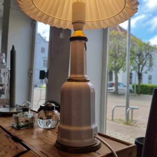 Smuk hvid Heiberg bordlampe med skærm