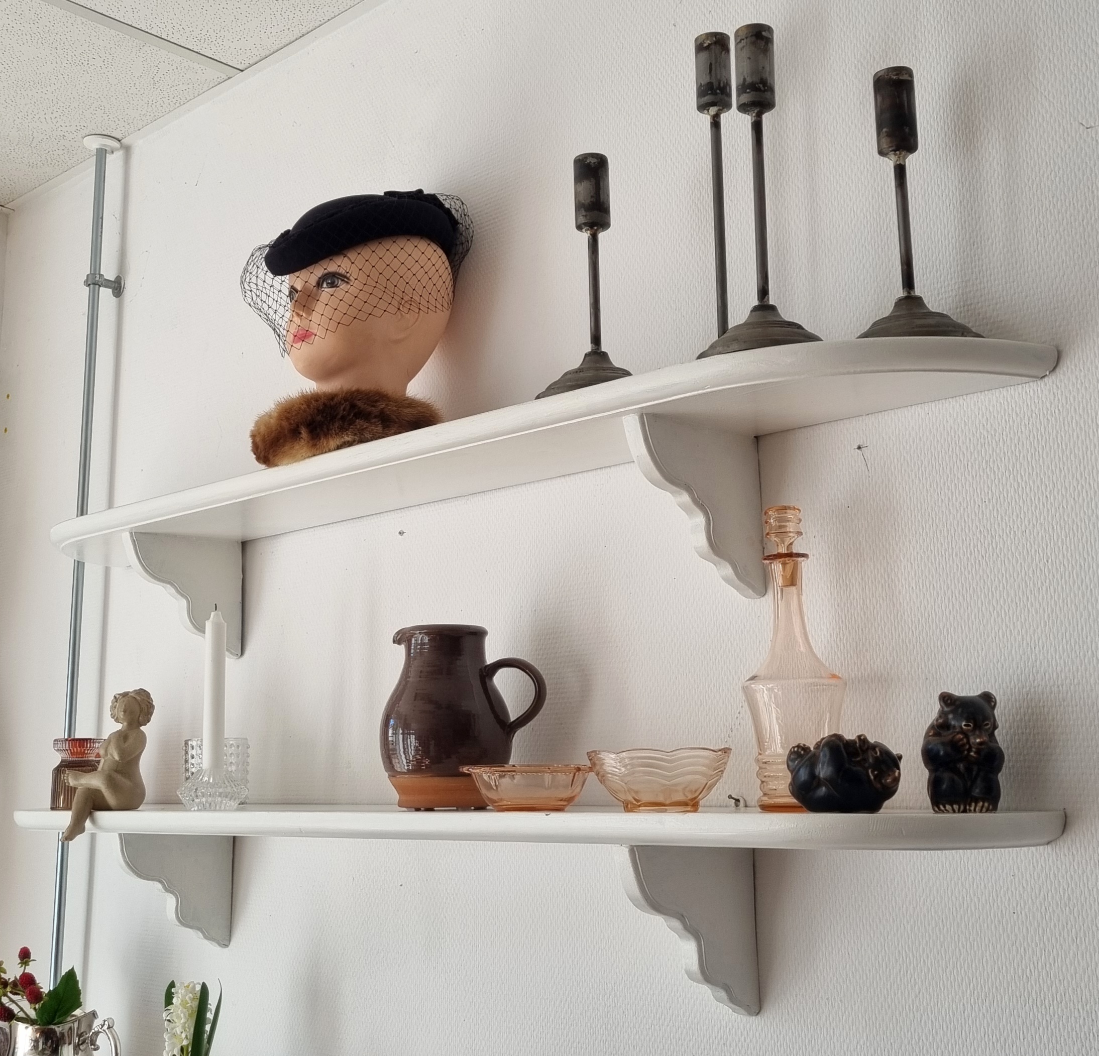 Flot hvidmalet gammel hylde i robust træ