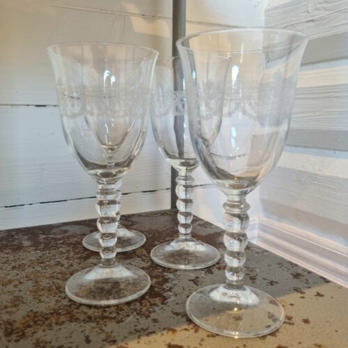 Smukke store vinglas med fin ciselering - 4 stk.