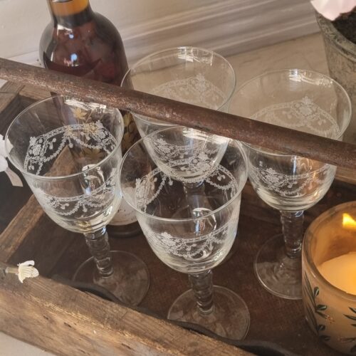 Smukke store vinglas med fin ciselering – 4 stk.