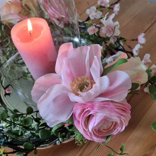Smukke blomster på et fad