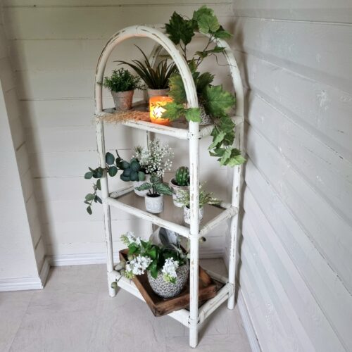 Hvidmalet bambus reol med glashylder