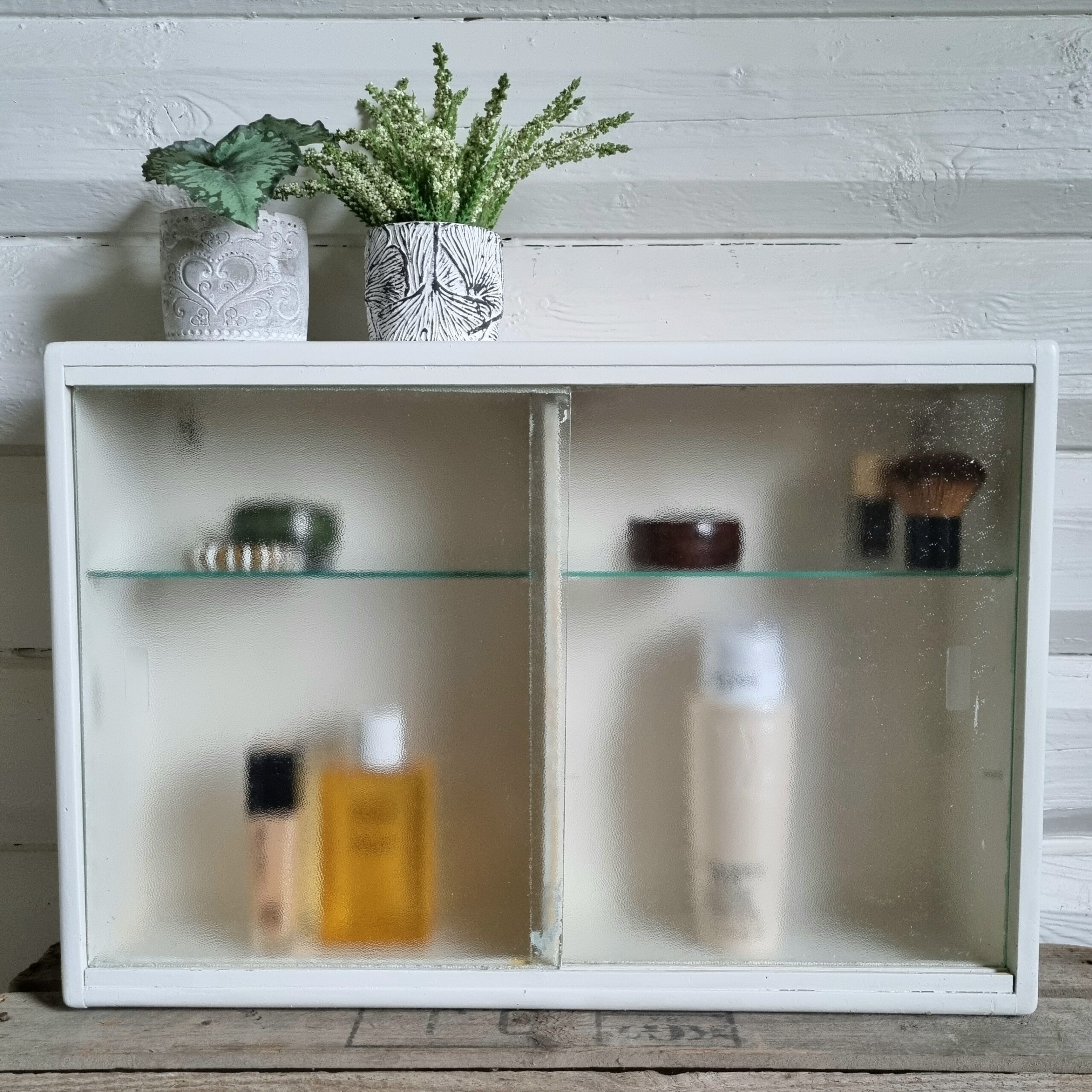 Fint retro medicinskab / vægskab med glas og 2 hylder