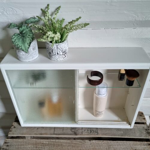 Fint retro medicinskab / vægskab med glas og 2 hylder