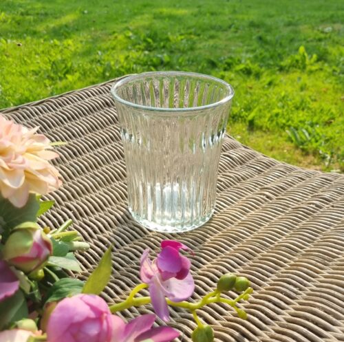 Sød stor glaspotte med riller