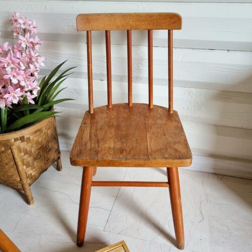 Retro børne tremmestol i træ – i fin stand