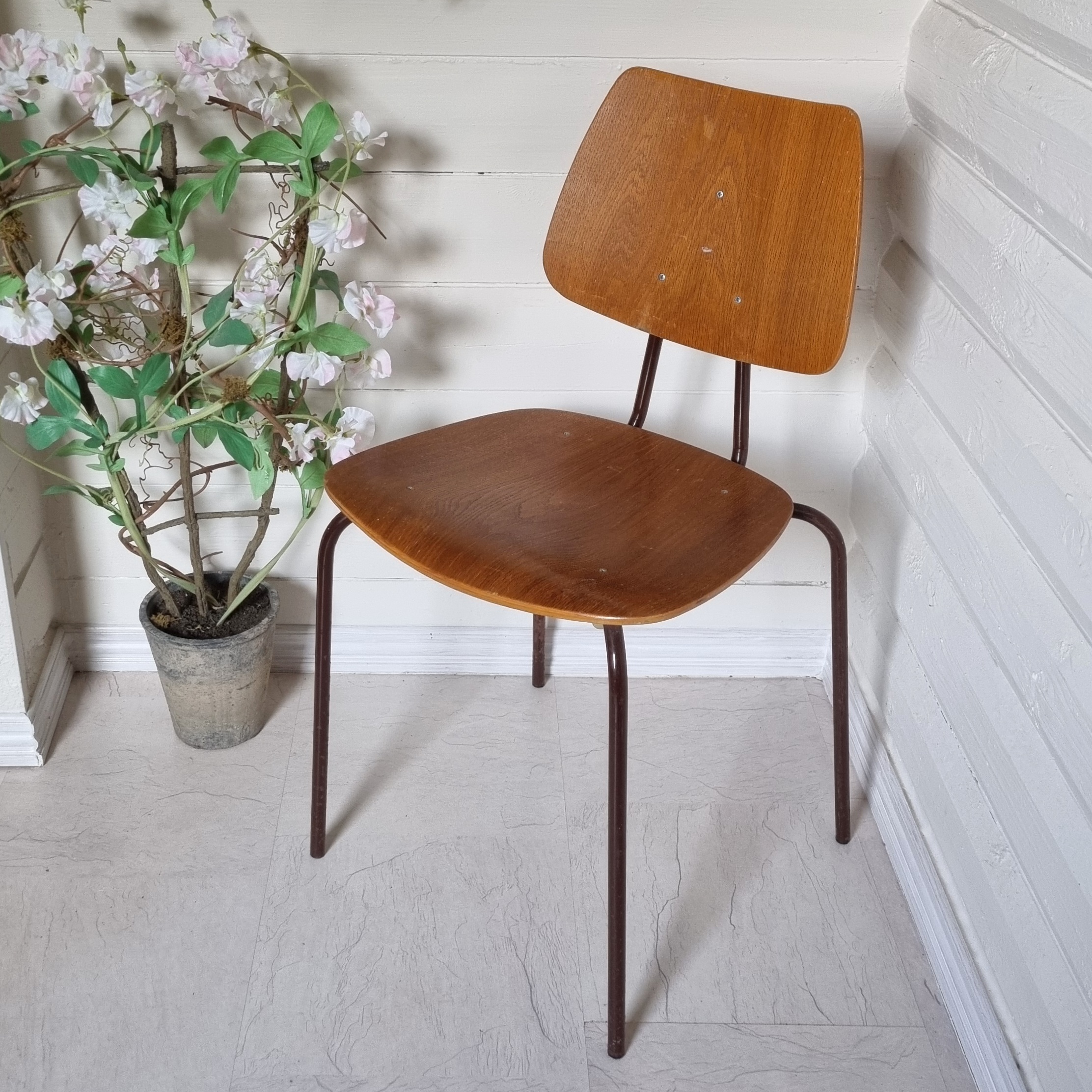 Fin retro skolestol i god stand