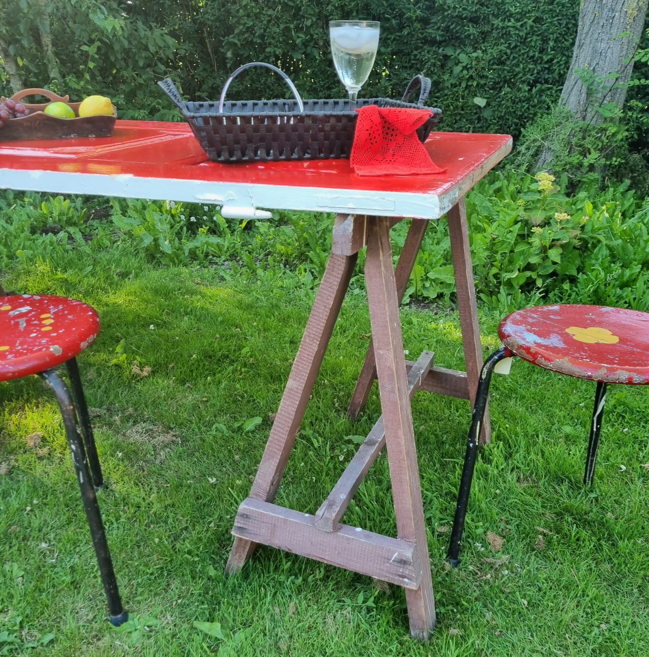 Gammel fyldningsdør med 2 bordbukke