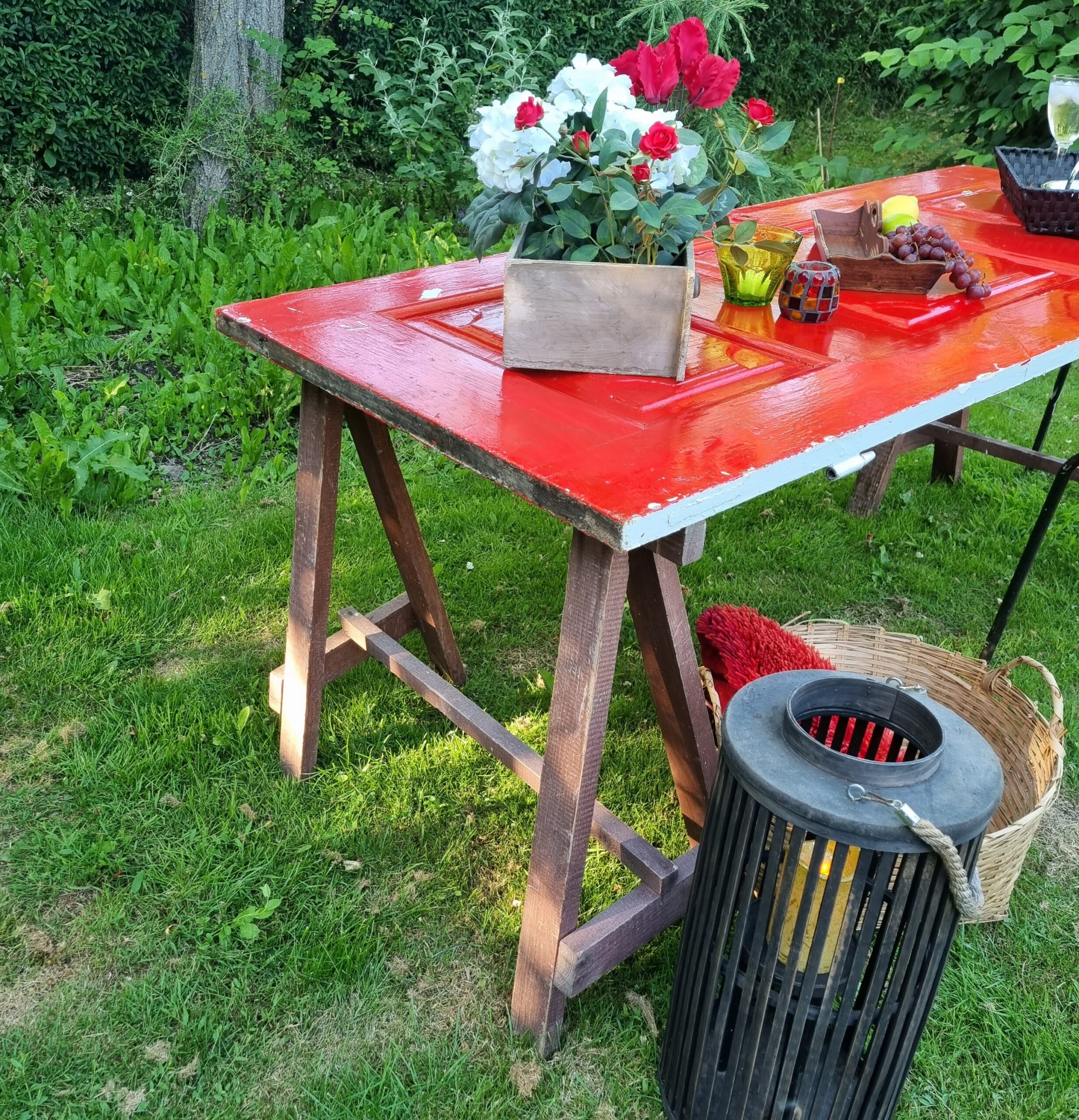 Gammel fyldningsdør med 2 bordbukke