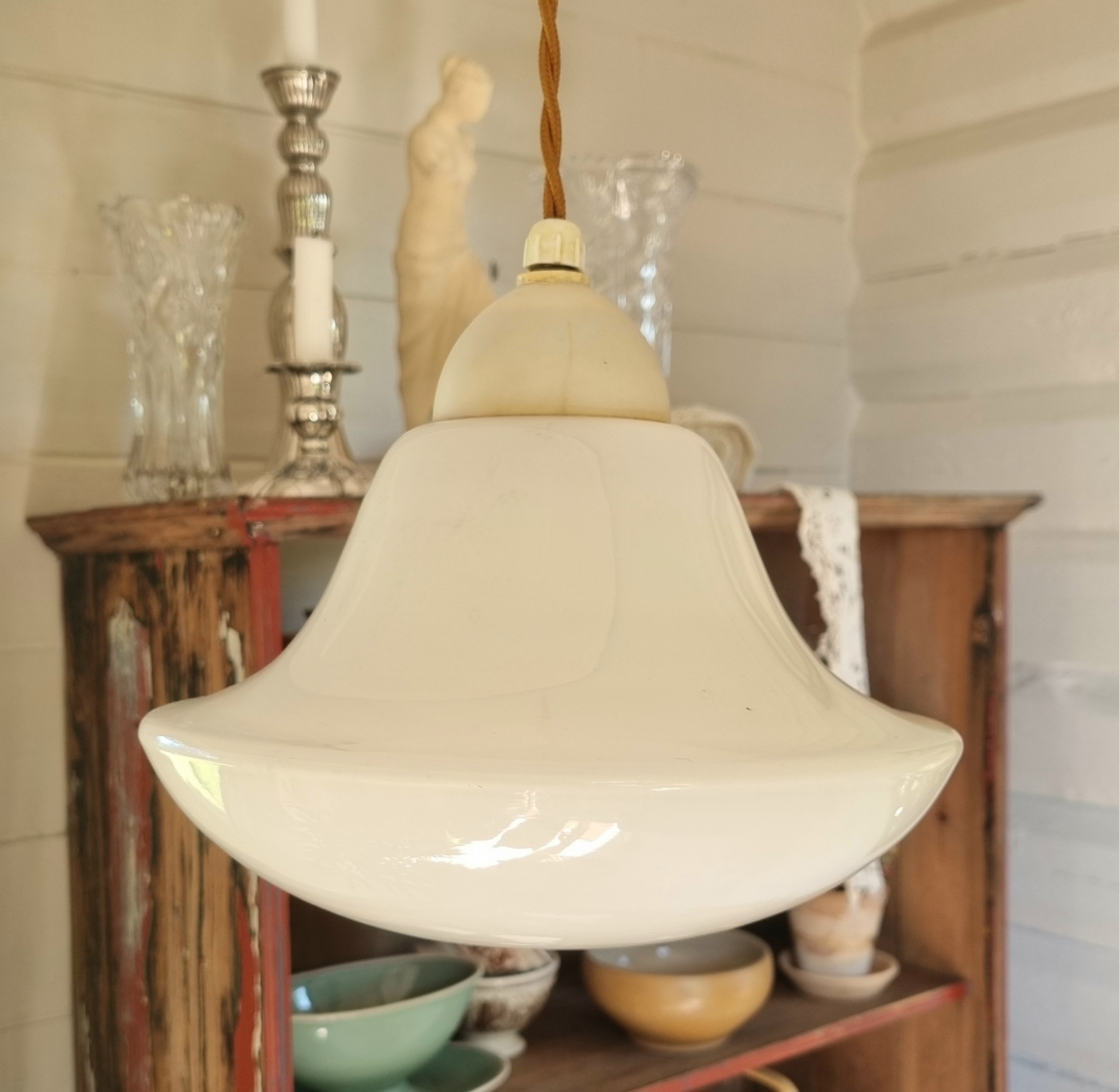 Sød gammel loftlampe med hvid glasskærm og ny snoet ledning