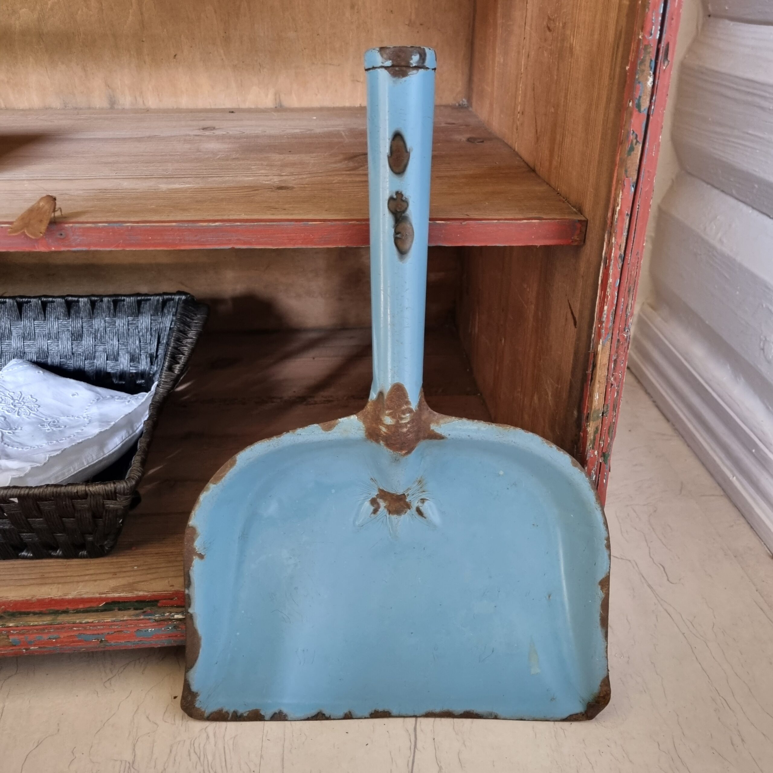 Flot "Madam Blå" fejebakke i robust emalje