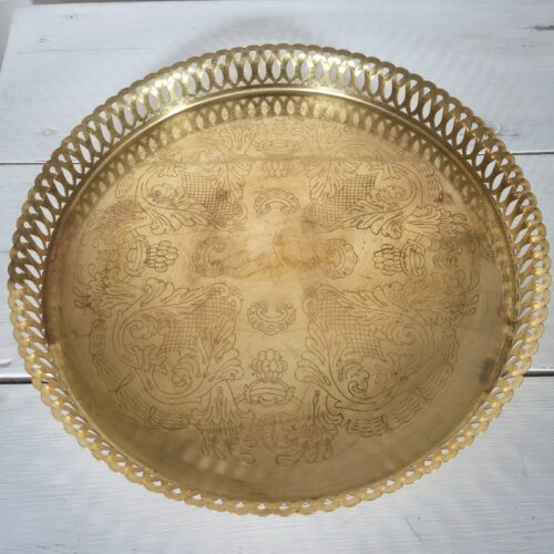 Romantisk messing bakke med flot hulmønster