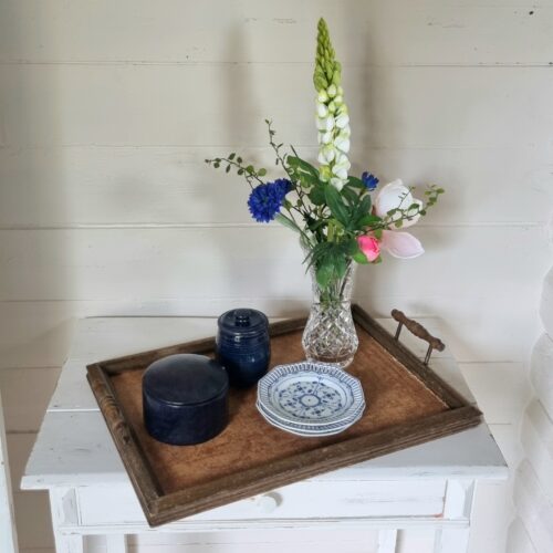 Fin gammel træbakke med greb