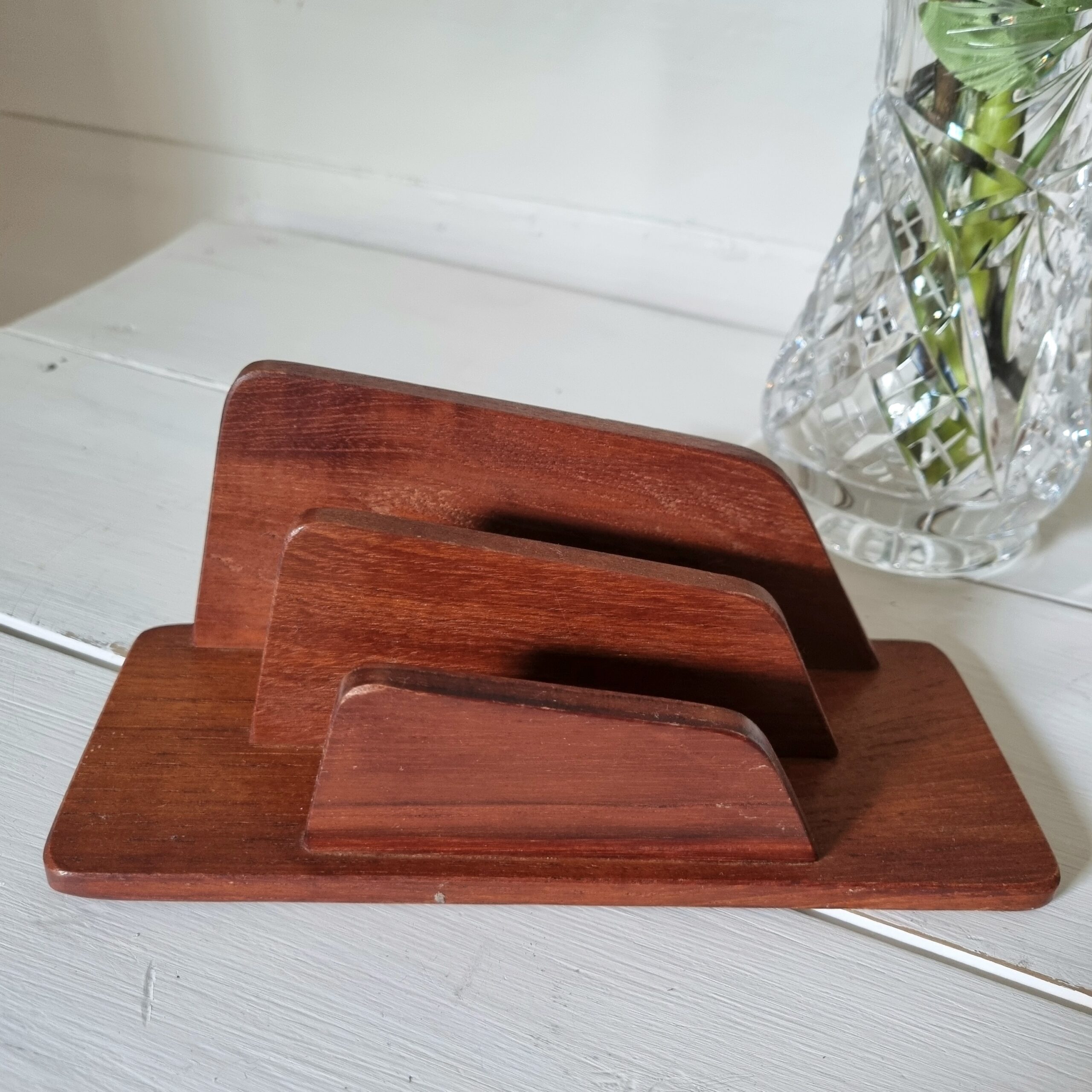 Flot retro brevordner med inddeling i smukt træ