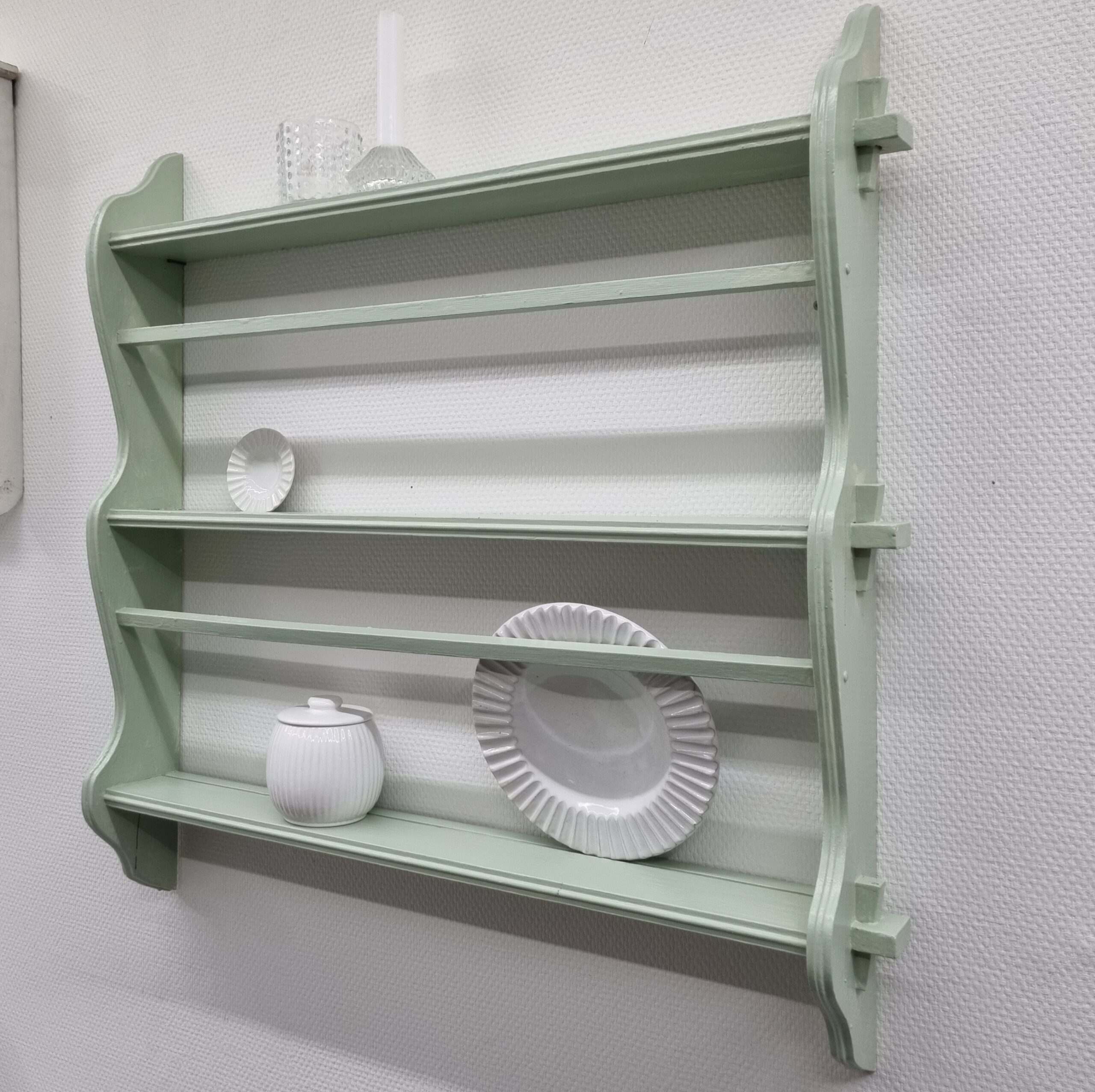 Flot pastelgrøn tallerkenrække i fin stand