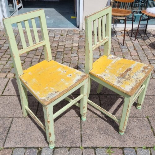 Flotte gamle træstole – sæt 2 stk.