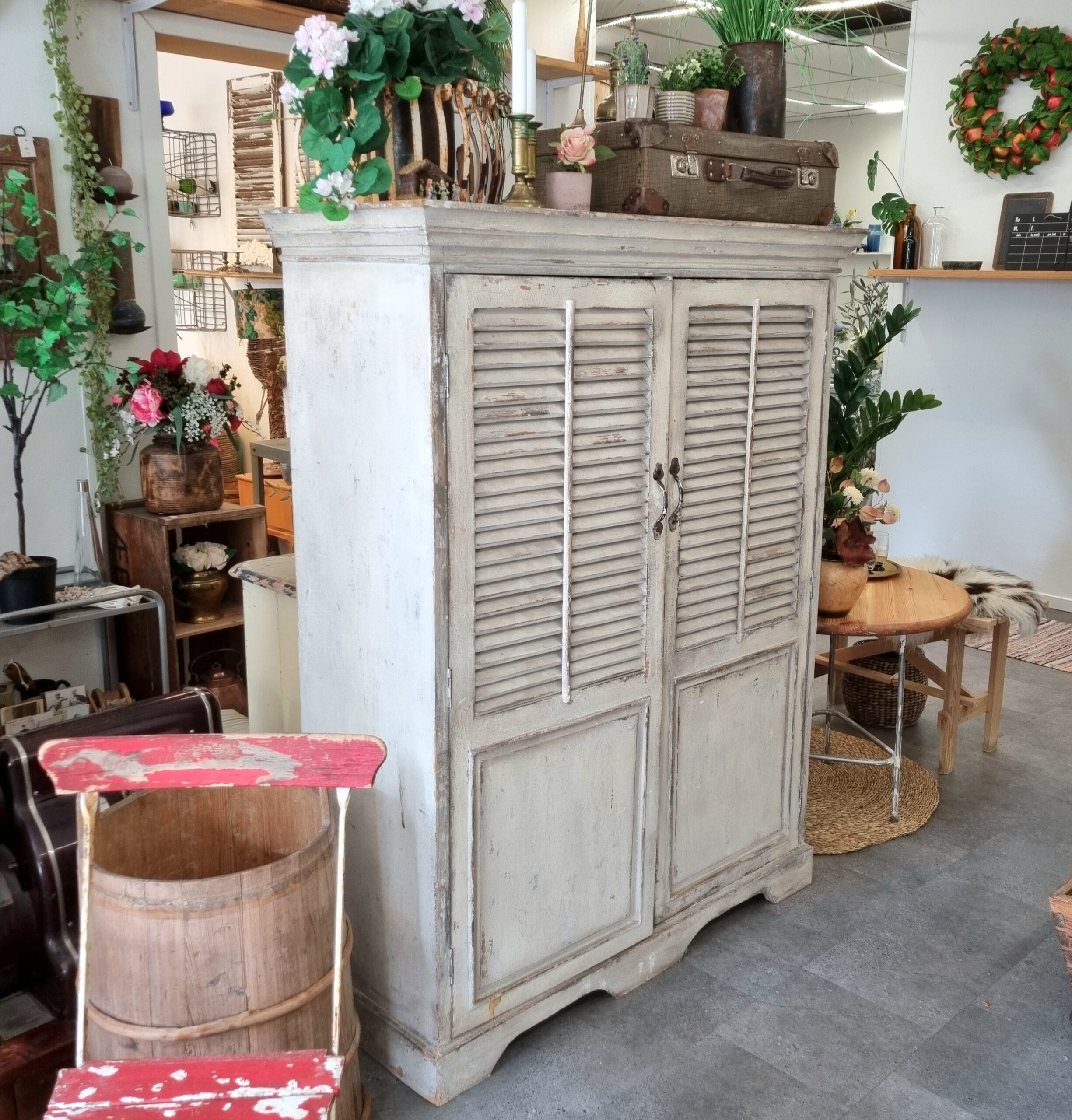 Stort rustikt skab med fin afskalnings effekt