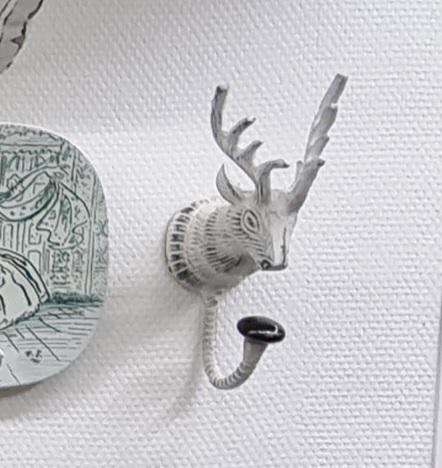 Knage i jern med flot gevir – solid og dekorativ