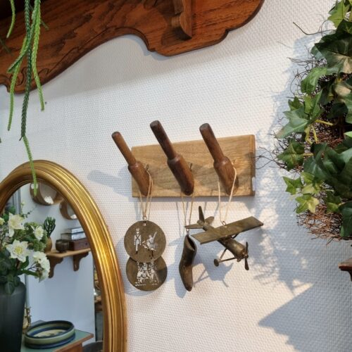 Knagerække i rustikt træ – af halve kageruller