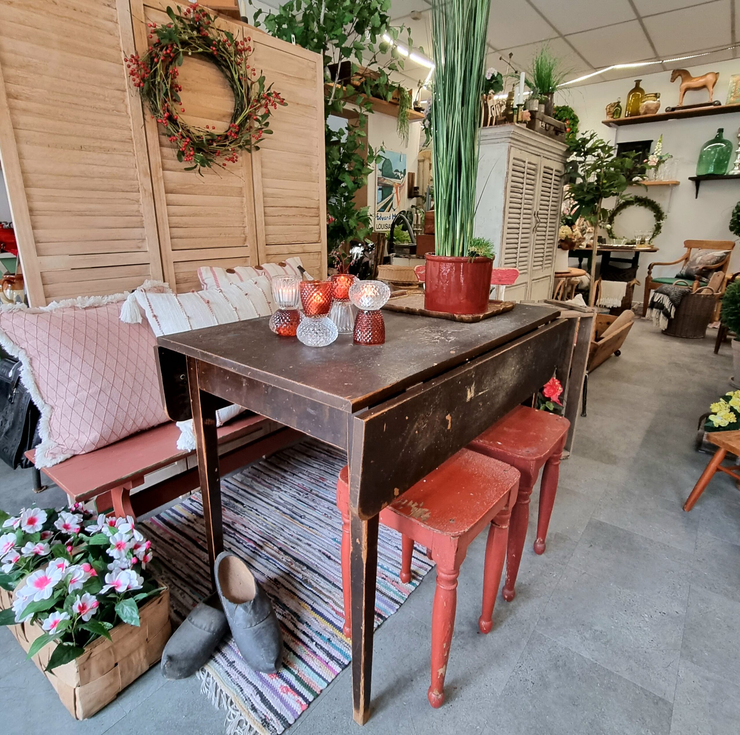 Flot gammelt svensk bord med klapper i robust træ