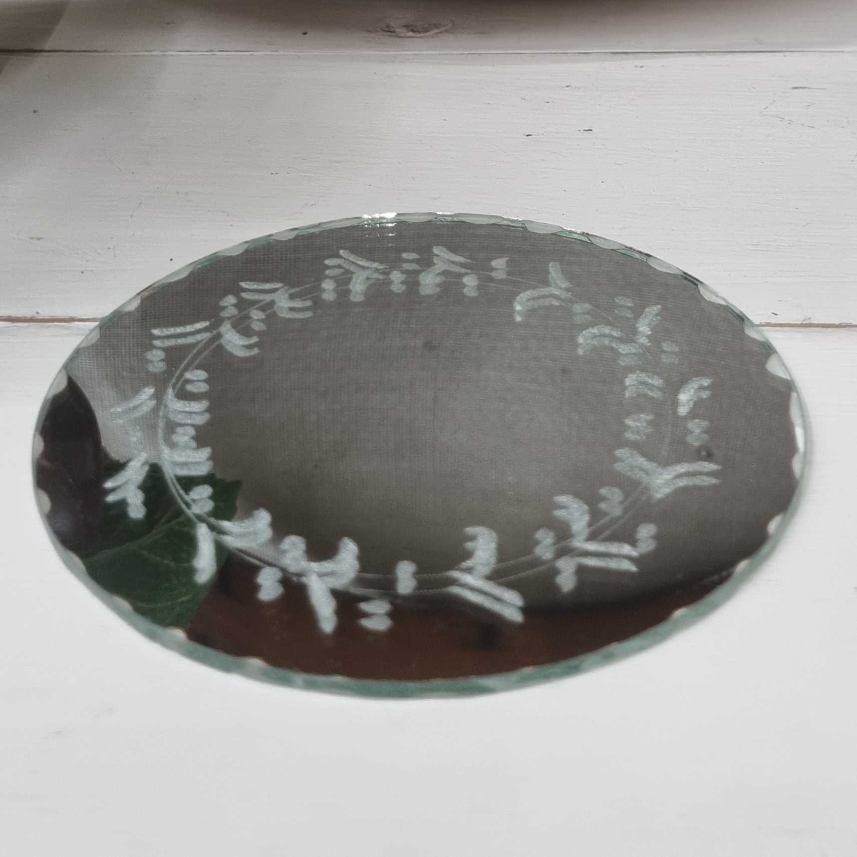 Smukt lille bordspejl med fine detaljer