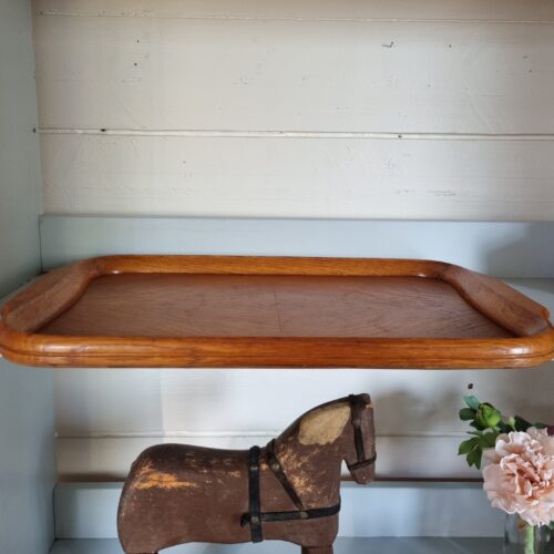 Flot gammel træbakke med greb