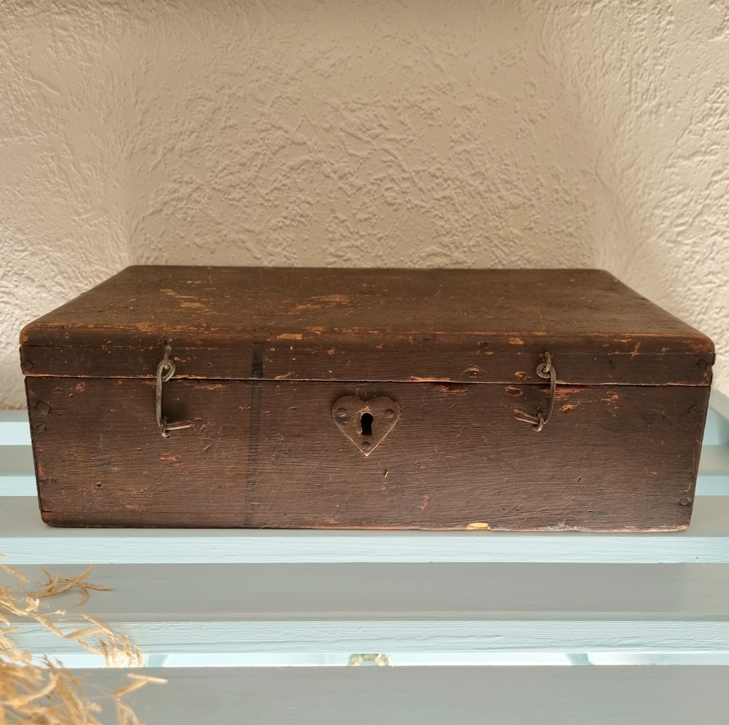 Fin træ kasse med små kroge og hjerte nøglehul