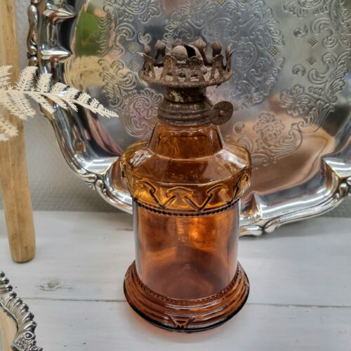 Gammel petroliumslampe i smukt brunt glas – til pynt