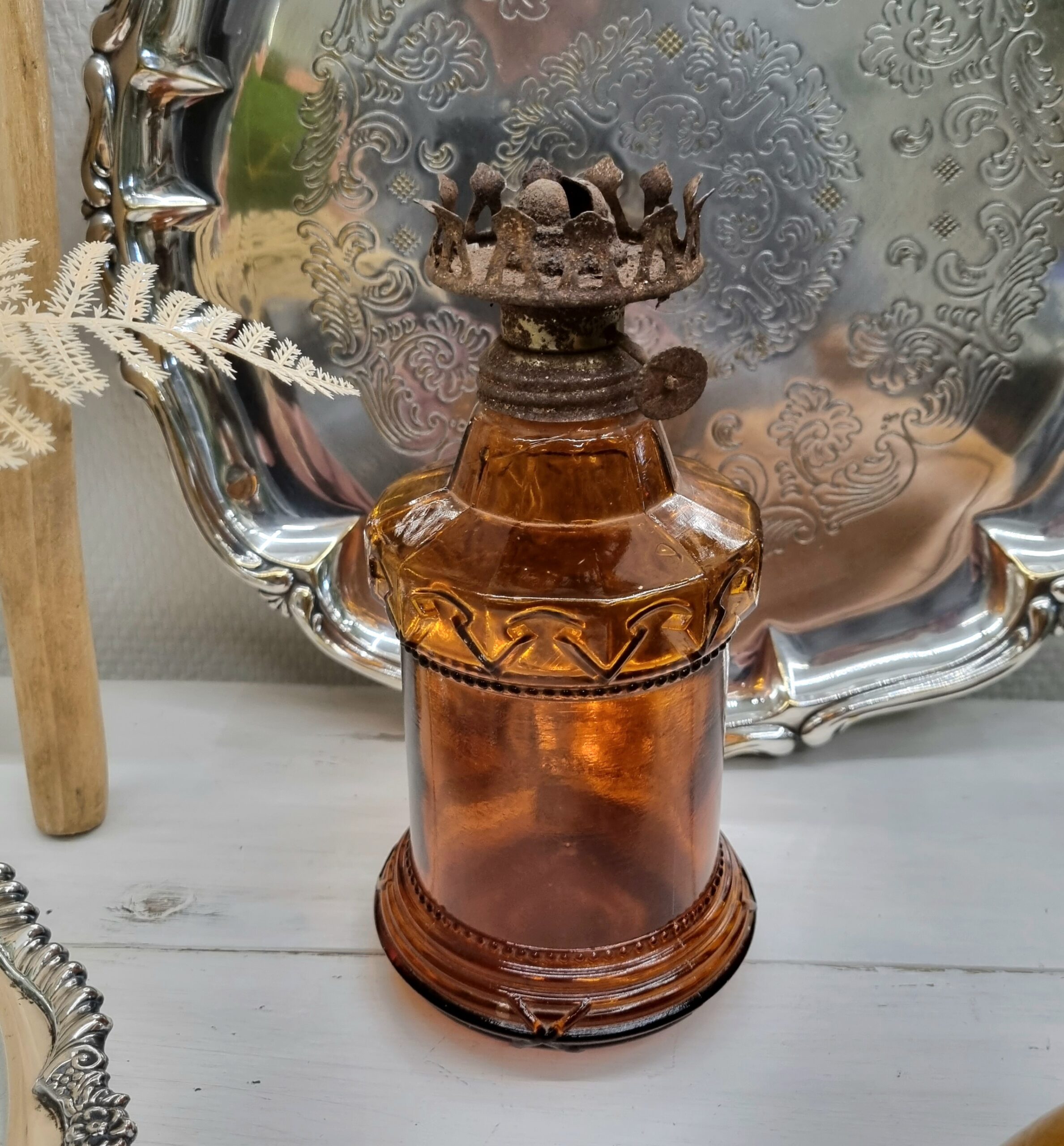 Gammel petroliumslampe i smukt brunt