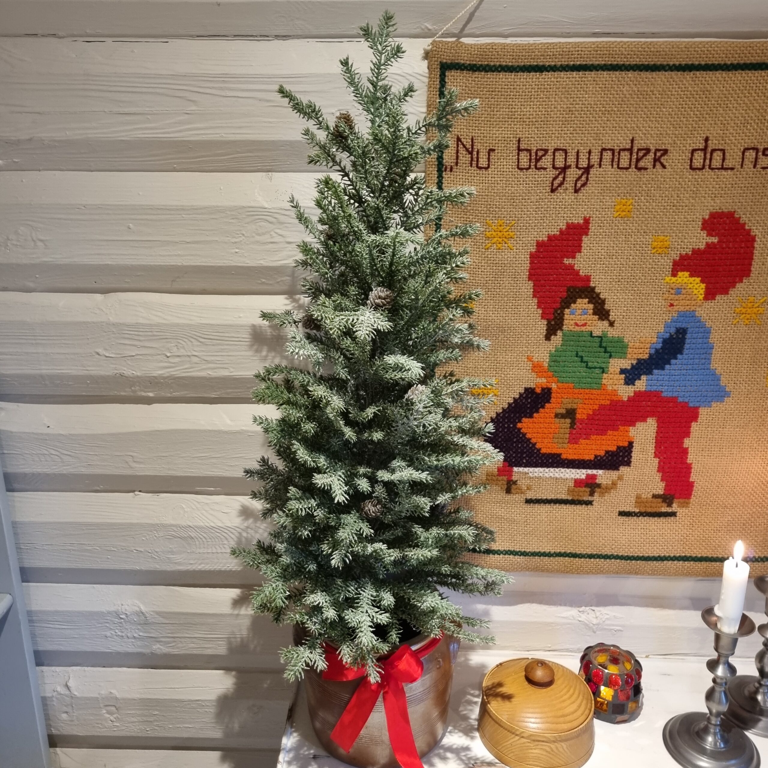 Skønt juletræ med kogler og let glimmer