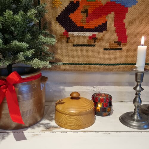 FIn lys træ krukke med låg