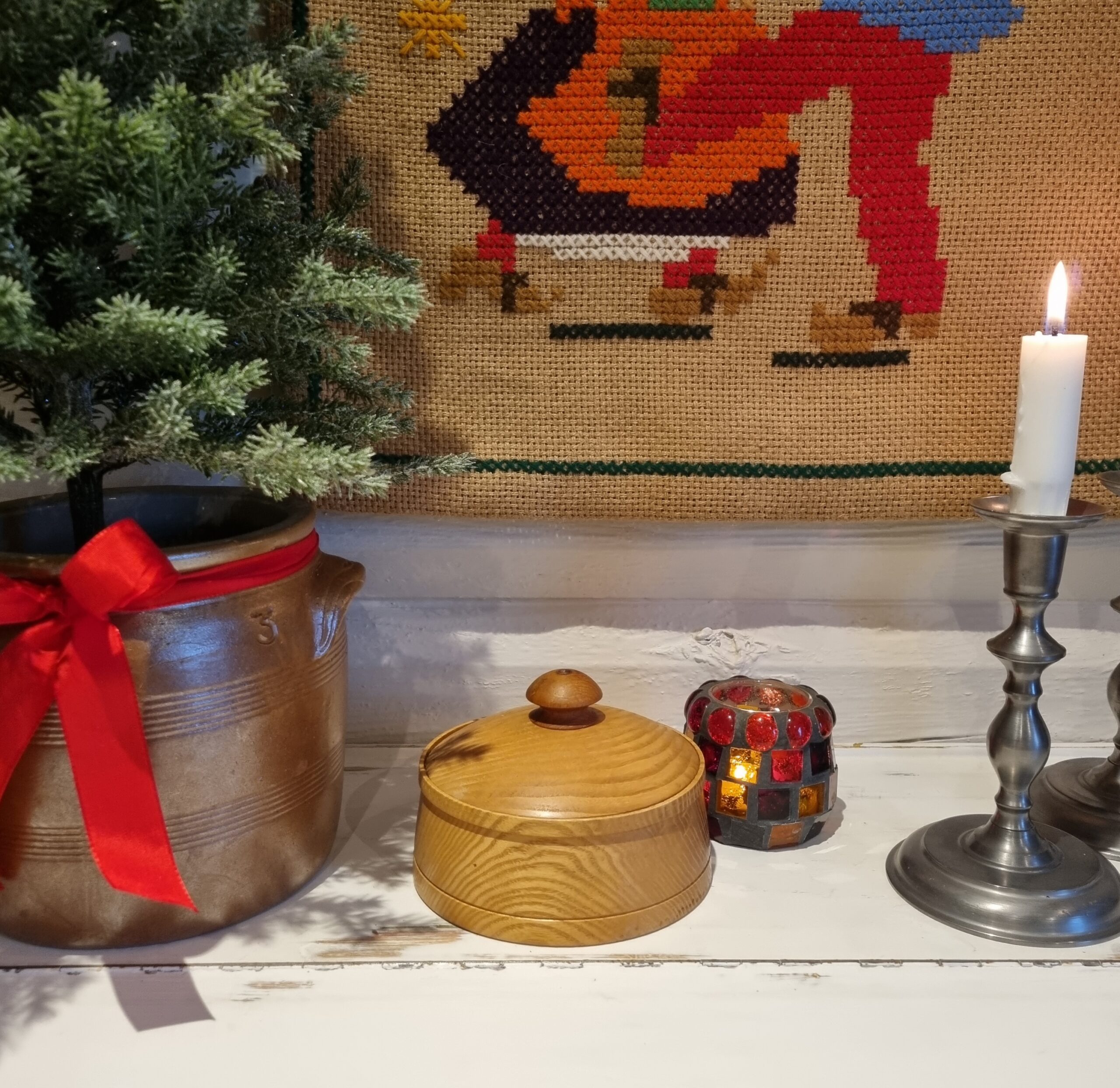 Fin lys trækrukke med låg