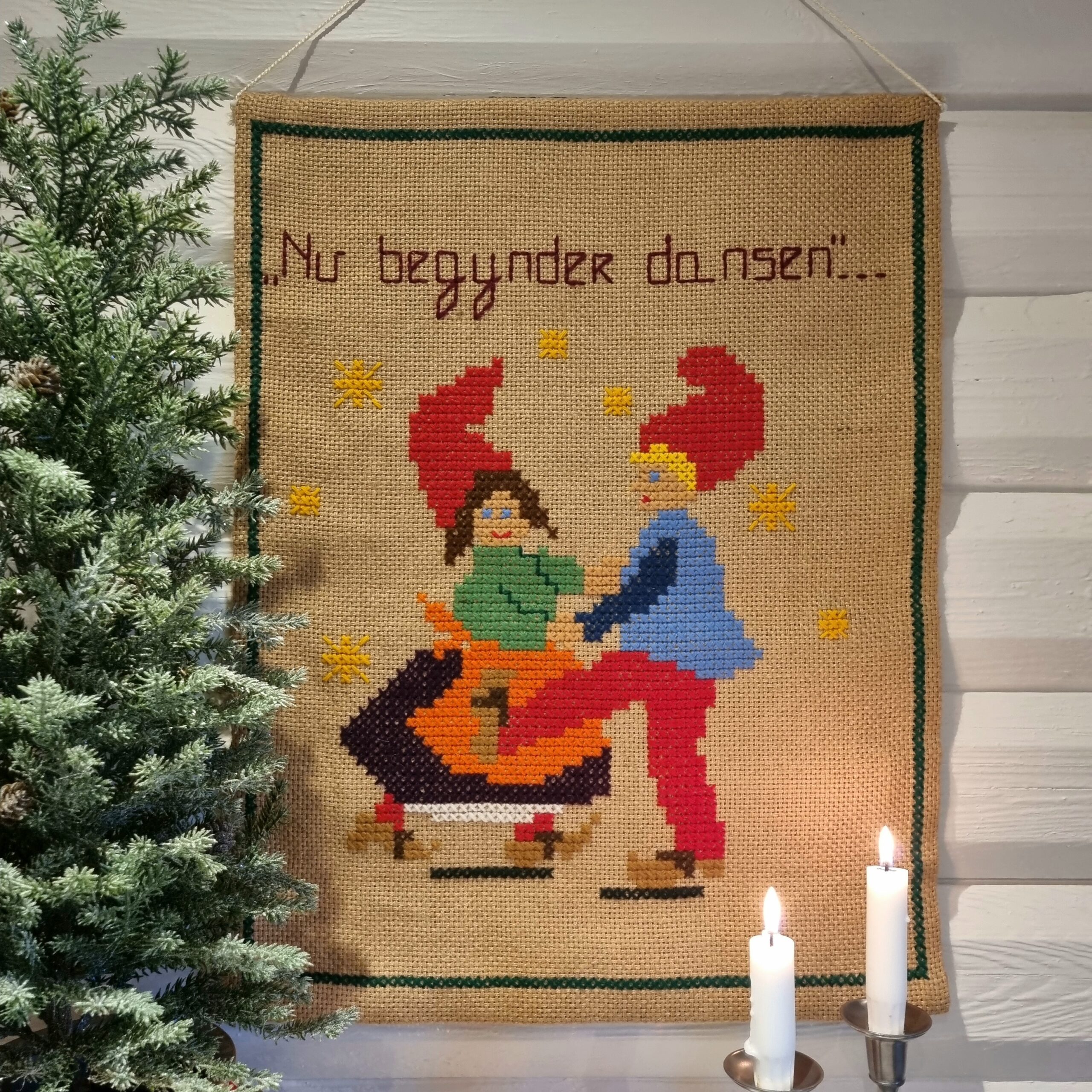 Fint juleophæng med søde broderier