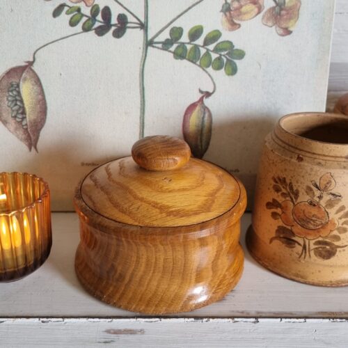 Gammel svensk træ krukke med låg