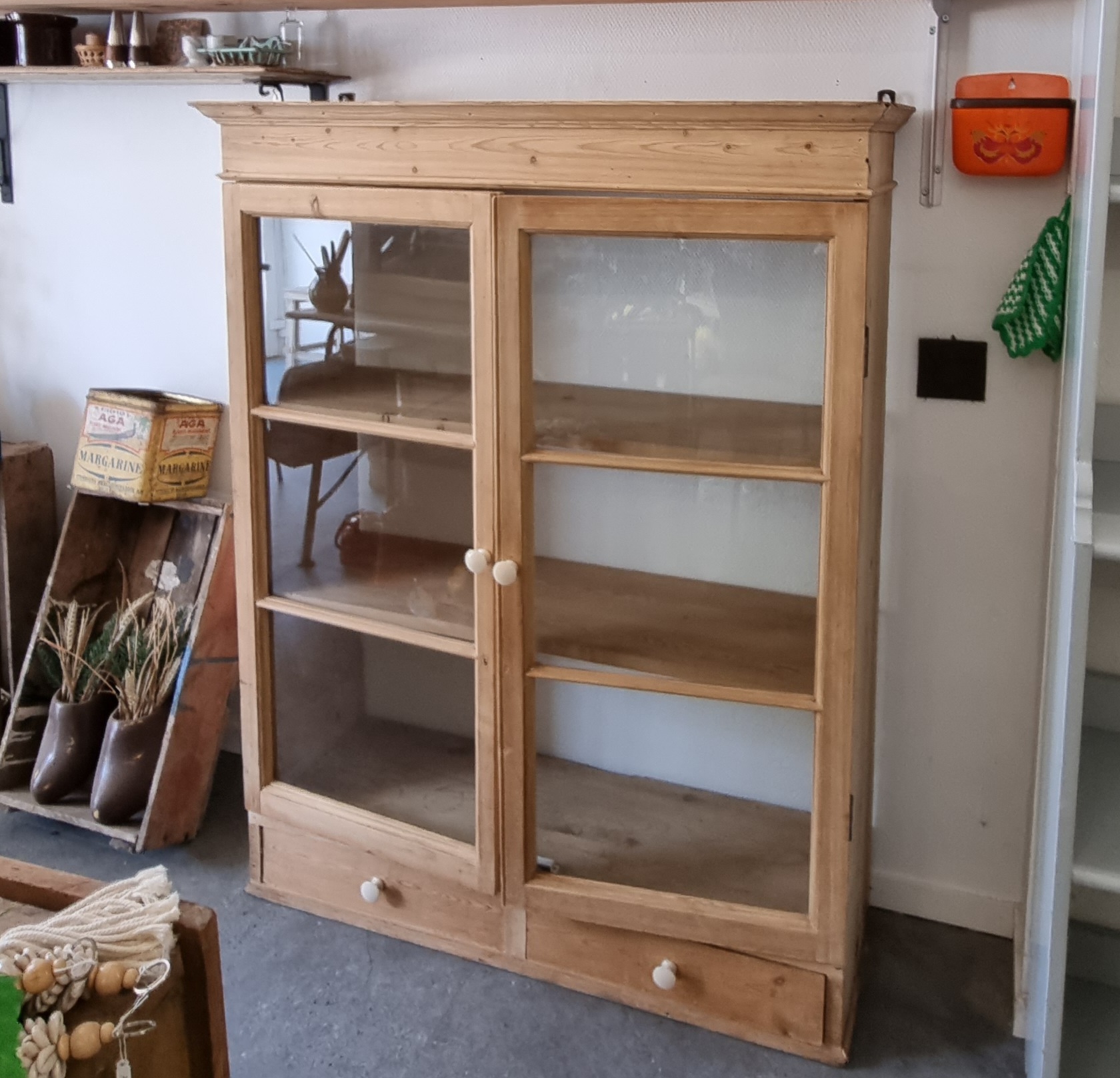 Stort flot vitrineskab med skuffer og hylder