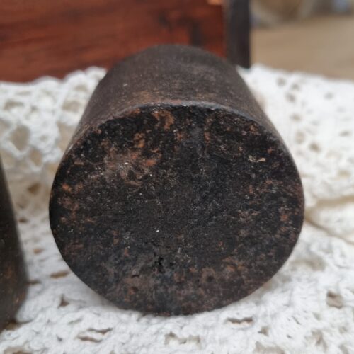 Antikt vægtlod i jern – ½ kg.