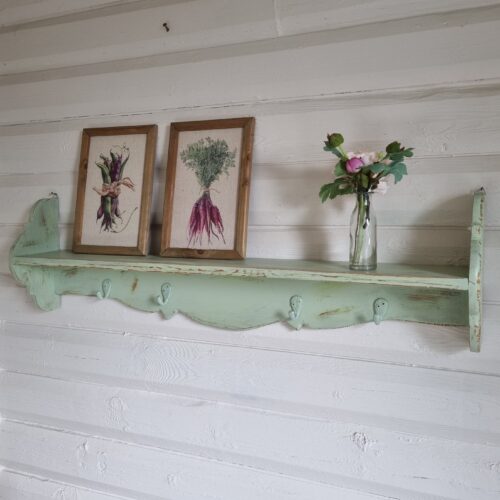 Pastelgrøn hylde med knager – flot og praktisk