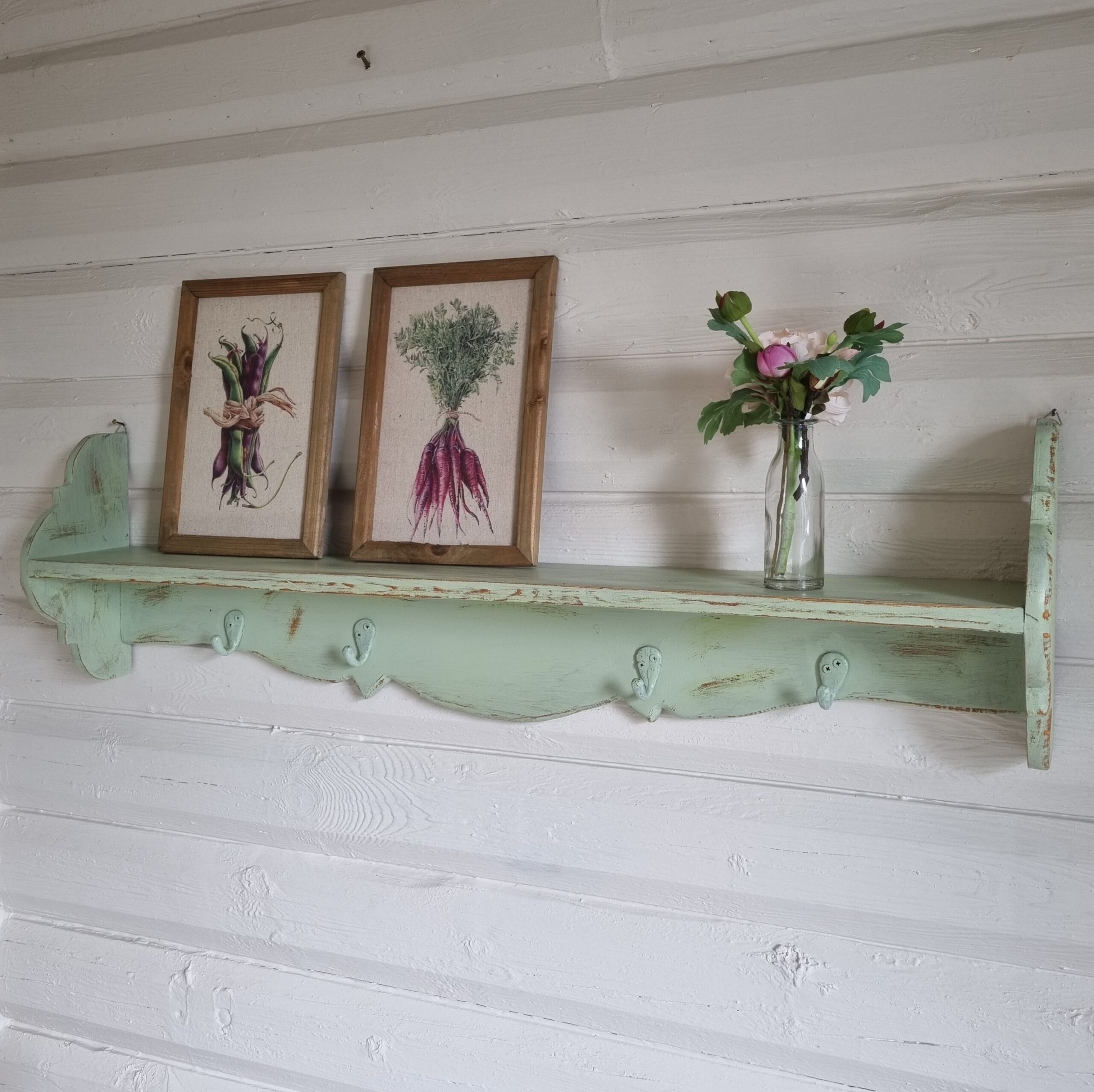 Pastelgrøn hylde med knager - flot og praktisk