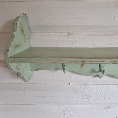 Pastelgrøn hylde med knager – flot og praktisk