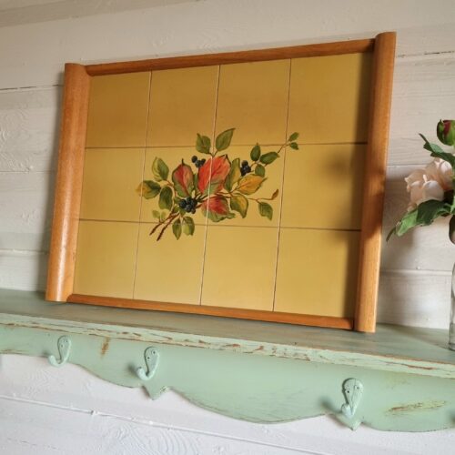 Flot gammel træbakke med motiv og greb