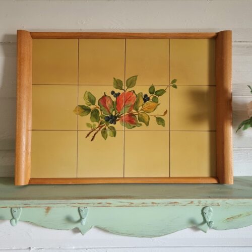 Flot gammel træbakke med motiv og greb