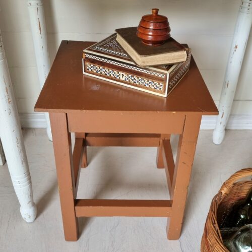 Robust gammel brun skammel – i fin stand