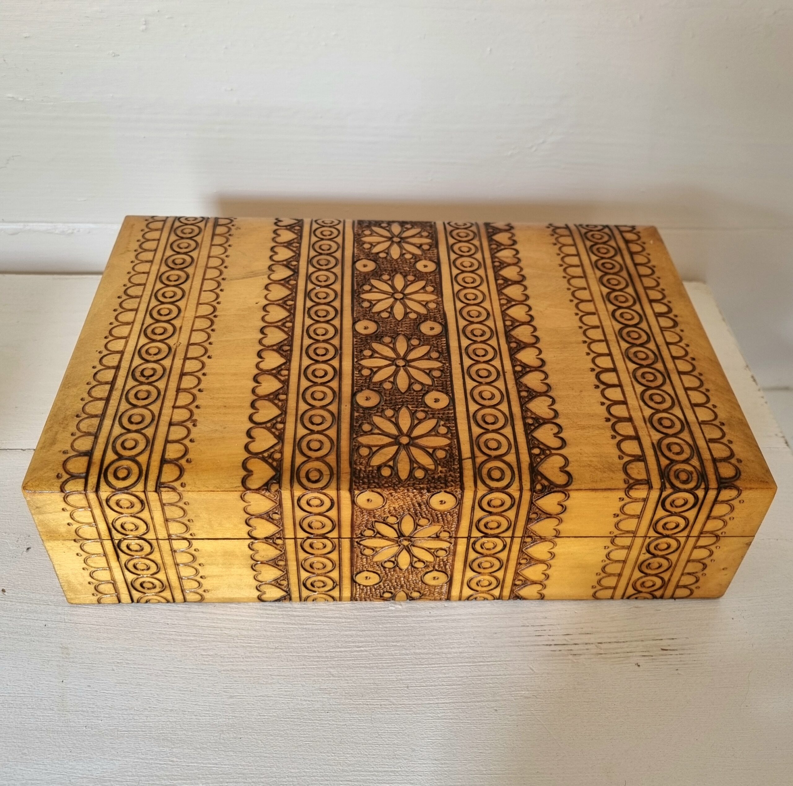 Stort flot træskrin med smukke udskæringer