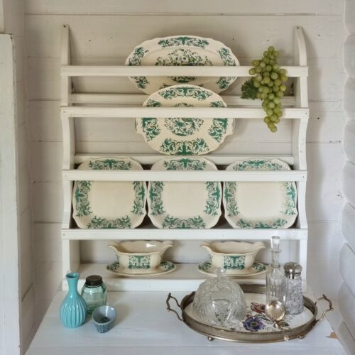 Gammel hvidmalet tallerkenrække