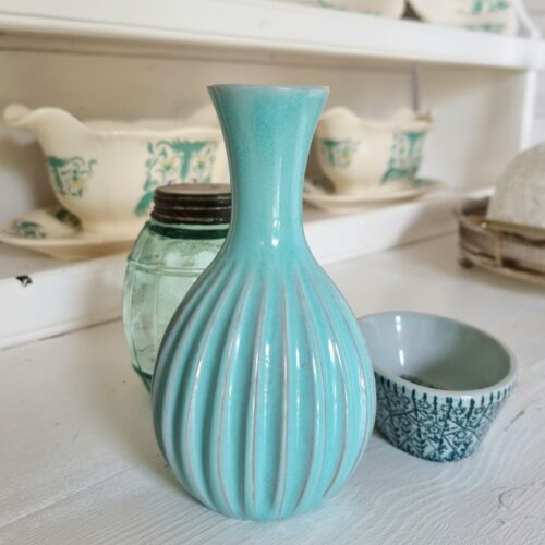 Fin lille rillet Eslau vase – i flot stand