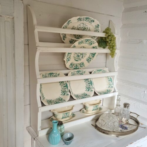 Gammel hvidmalet tallerkenrække med fin patina