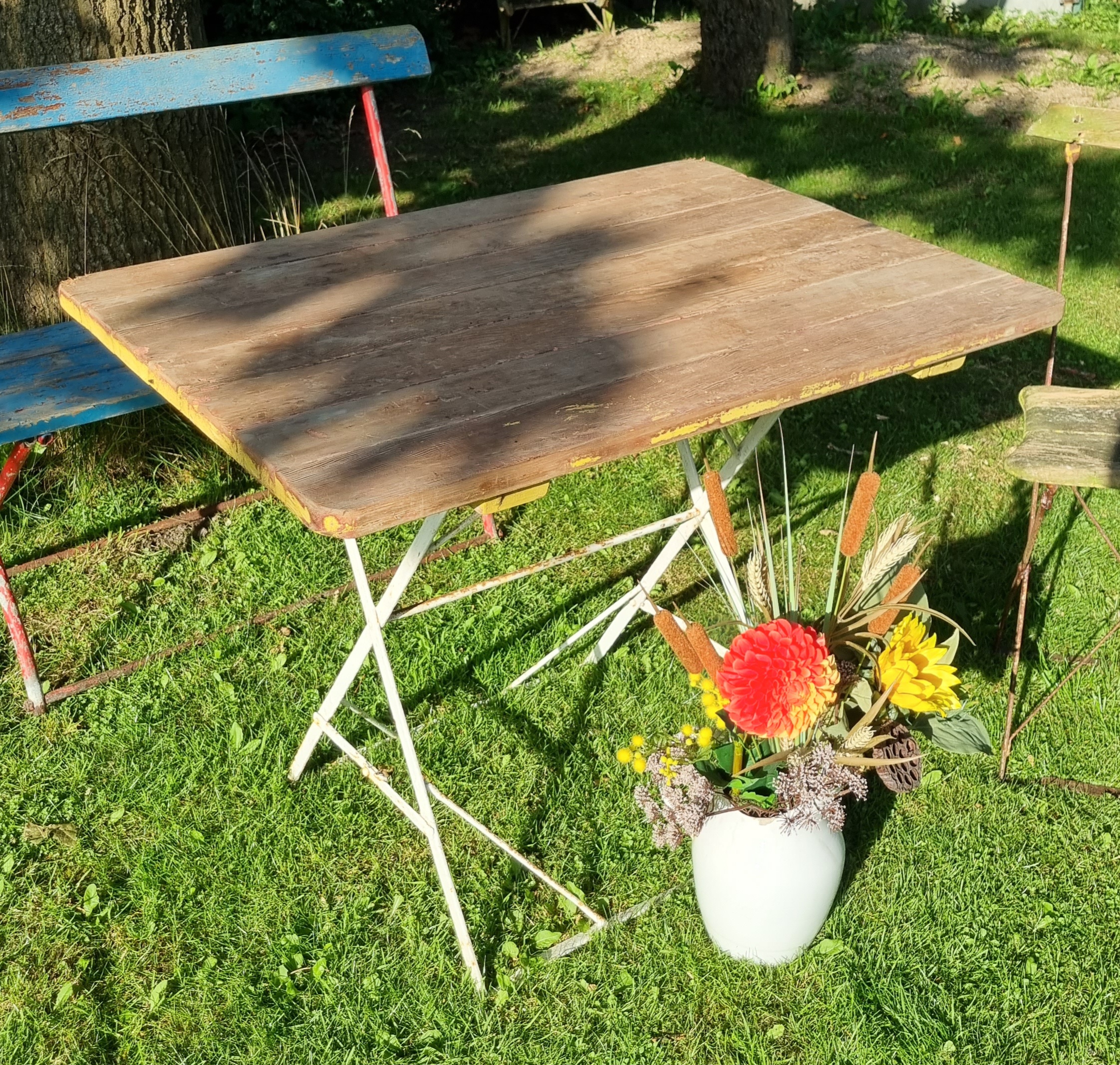 Rustikt gammelt klapbord med jernstel