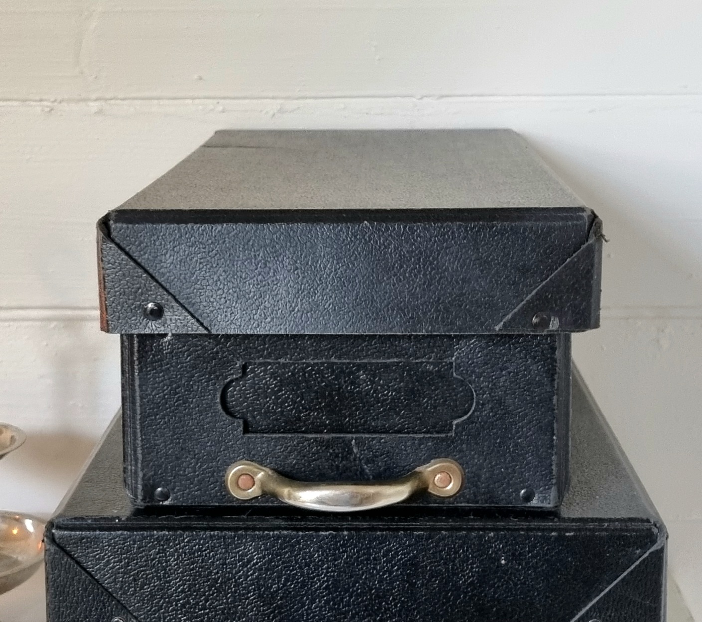 Flot arkivæske med greb i kraftigt pap