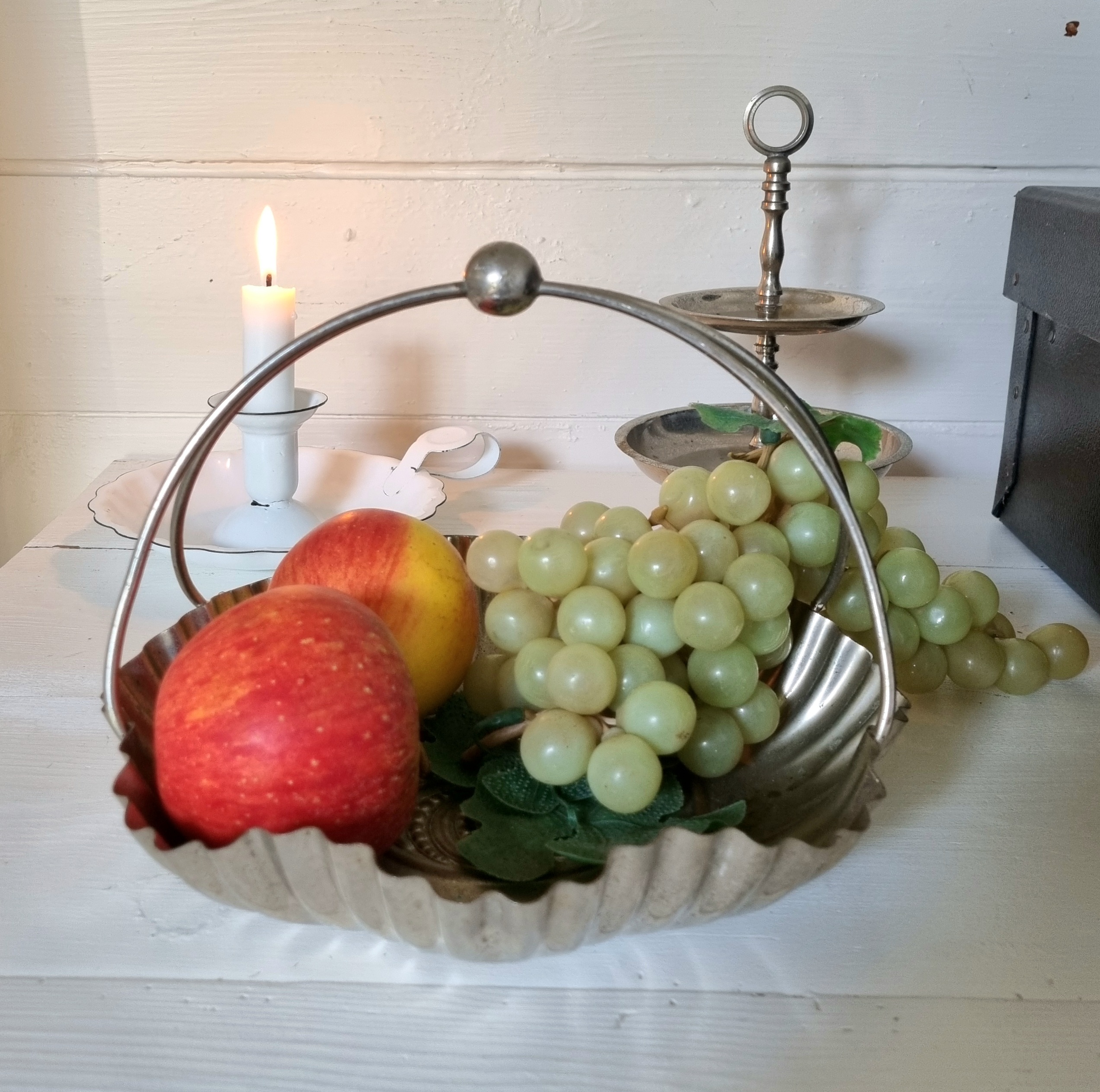 Sød og elegant metal skål med hank