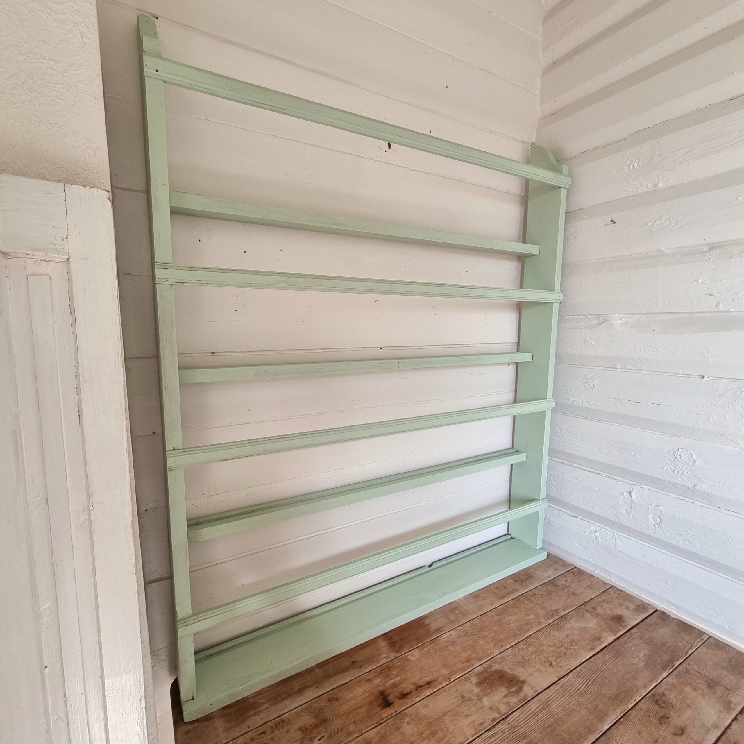 Flot stor pastelgrøn tallerkenrække